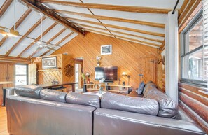 Living Room | Smart TV | Free WiFi | Sleeper Sofa