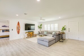 Living Room | 2 Full Air Mattresses | Smart TV | Free WiFi
