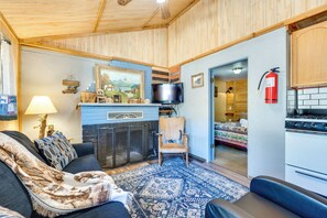 Living Room | Queen Sleeper Sofa | Free WiFi | TV w/ Cable | Central Heating