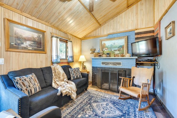 Drake Vacation Rental | 2BR | 2BA | 1 Step to Enter | 550 Sq Ft
