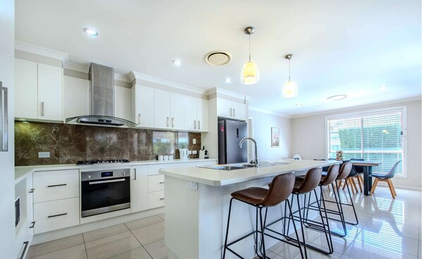 Loch Lomond | Spacious Living, Close to Zoo & Golf Club
