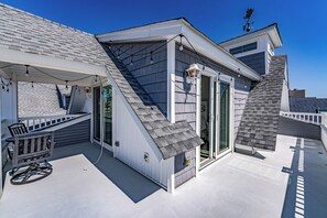 Spacious roof top area, perfect for hang outs
