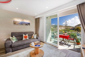 Sunshine, views, luxury - the perfect beach getaway on Gozo!