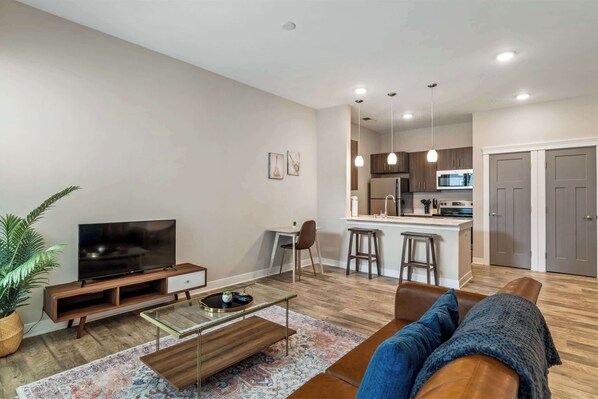 CozySuites - Penrose On Mass with pool and parking #9
