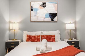 Bedroom - Queen bed