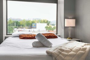 Bedroom - Queen bed