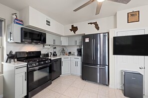 Fully equipped kitchen with stainless steel appliances and high quality granite countertops. Coffee bar included!