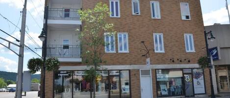 Évitez les casse-têtes, l’immeuble est près de tous les services à distance de marche.