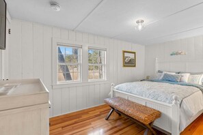 Queen bedroom