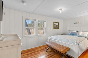 Queen bedroom