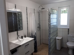 Holiday rental MOURIES gite swimming pool for rent 5 people 1 bathroom
