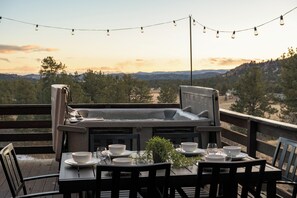 Outdoor dining & hot tub