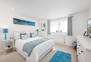 1 Ocean Gate, Newquay: The spacious bedroom features a sumptuous 5' king-size bed