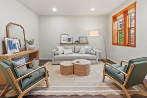 Siting room with pull out couch