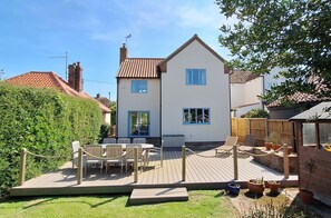 Tern Cottage (Holme-next-the-Sea): The view of the house from the garden