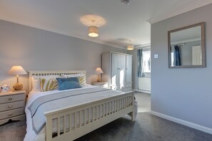 Tern Cottage (Holme-next-the-Sea): The master bedroom with en-suite bathroom