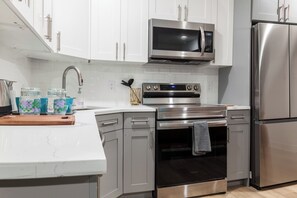 Experience the convenience of our well-equipped kitchen, equipped with modern appliances and all the essentials for your culinary adventures. #TopNotchAppliances #KitchenInspiration #CulinaryCreativity 