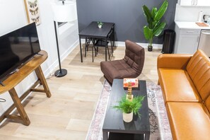 Step into our living room and immerse yourself in a vibrant and colorful atmosphere that exudes energy and charm #VibrantSpaces #ColorfulVibes