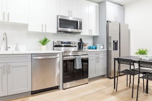Experience the convenience of our well-equipped kitchen, equipped with modern appliances and all the essentials for your culinary adventures. #CulinaryCreativity #ChefMode #CookingGoals