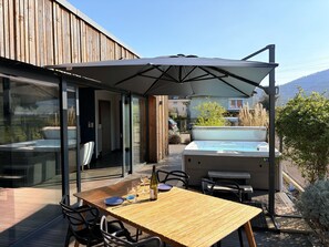 Sweet Escape and its terrace with SPA