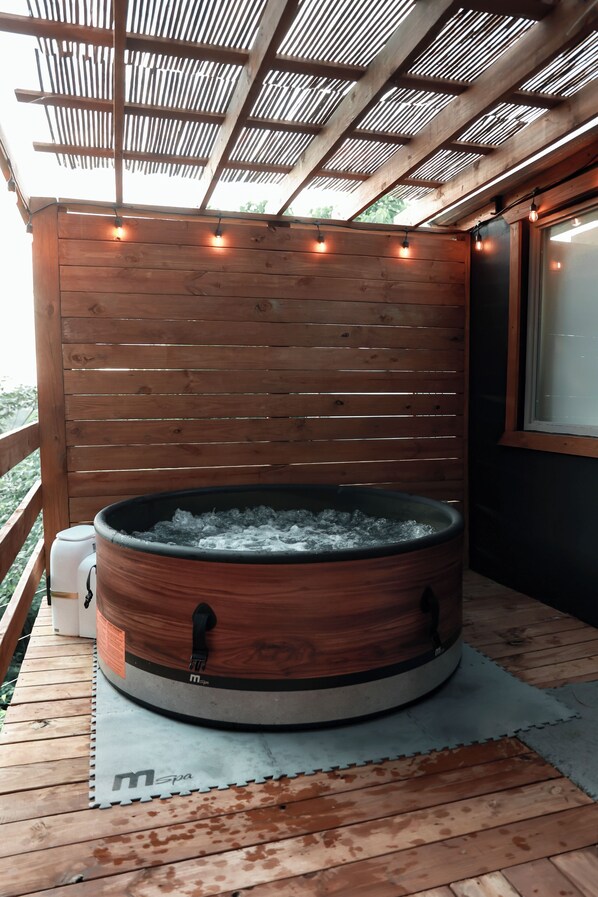 Private jacuzzi 