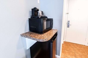 Pool View Room - microwave