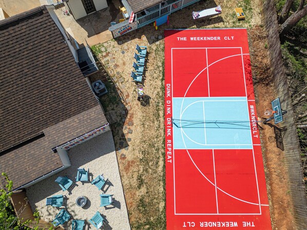 Private court vibes ✨ Play pickleball or hoops under lights at #WKNDRCLT 🏀