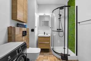 Bathroom with Shower | Book Now with RENTUJEMY.COM