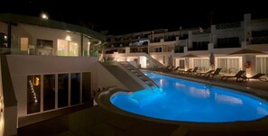 Pool med vattenfall