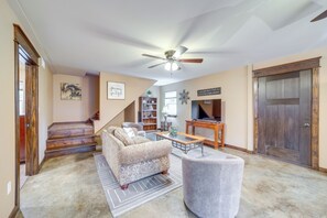 Living Room | 1st Floor | Smart TV | Free WiFi | Central A/C & Heating