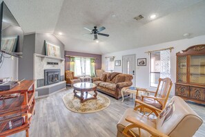 Living Room | Smart TV | Free WiFi | Central A/C | Wall-Mounted Heaters