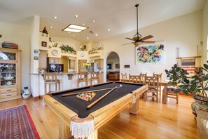 Family Room | Smart TV | Free WiFi | Central A/C & Heating