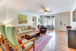 Living Room | Free WiFi | Smart TV | Central A/C