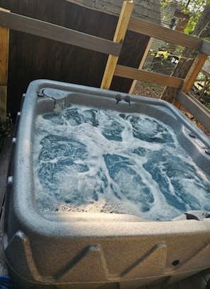 Outdoor spa tub