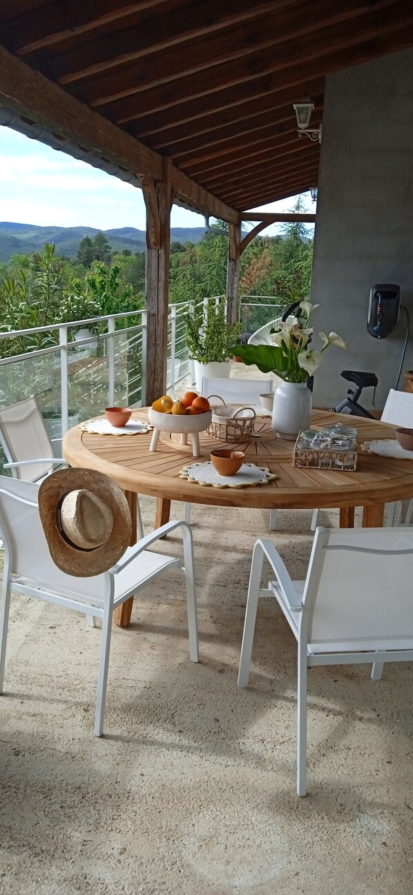 Outdoor dining