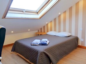 Comfortable Bed. Bed size: 140x200 cm. Sheets and towels are changed weekly