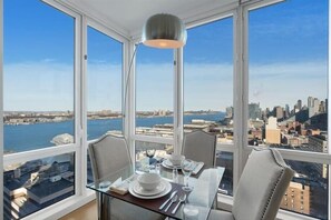 Chicago 1 Bedroom Dining Room