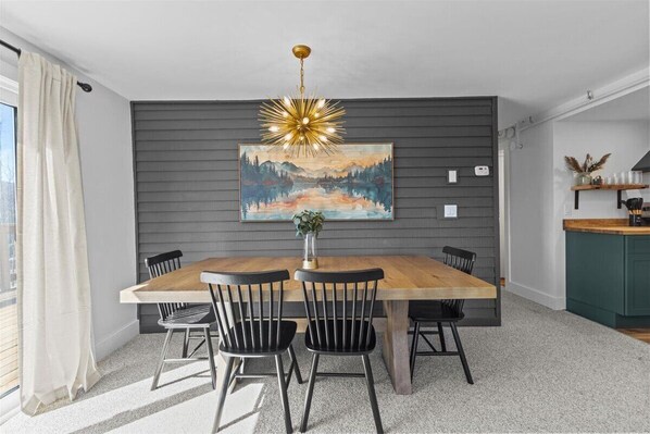 Inviting 2BR Condo w/Mountain View, Pool & Hot Tub (5465)
