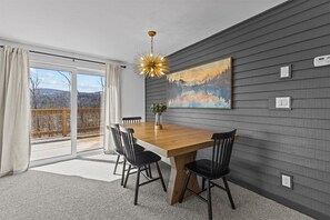 Inviting 2BR Condo w/Mountain View, Pool & Hot Tub (5464)