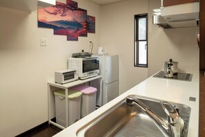 This is a photo of the kitchen. As you can see in the picture, all the necessary cooking appliances are provided.