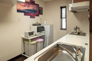 This is a photo of the kitchen. As you can see in the picture, all the necessary cooking appliances are provided.