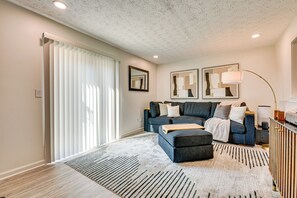 Living Room | Free WiFi | Queen Sleeper Sofa | Smart TV | 1st Floor