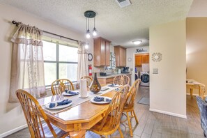 Dining Area | Dishware/Flatware Provided
