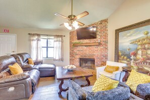 Living Room | Free WiFi | Central Heating & A/C | Smart TV