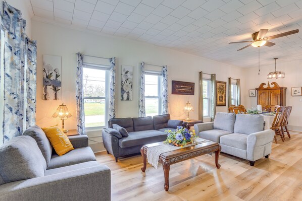 Lufkin Vacation Rental | 3BR | 2BA | 1,502 Sq Ft | 4 Steps to Enter