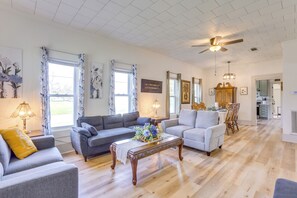 Living Room | Free WiFi | Central Heating & A/C | Smart TV