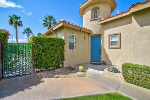 Front Entry with code door lock for easy check-ins