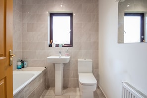 23 Redwood Bathroom2