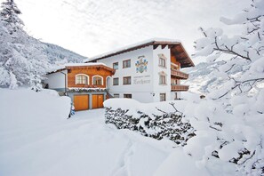 Stugans exteriör [vinter]