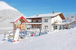 Stugans exteriör [vinter]